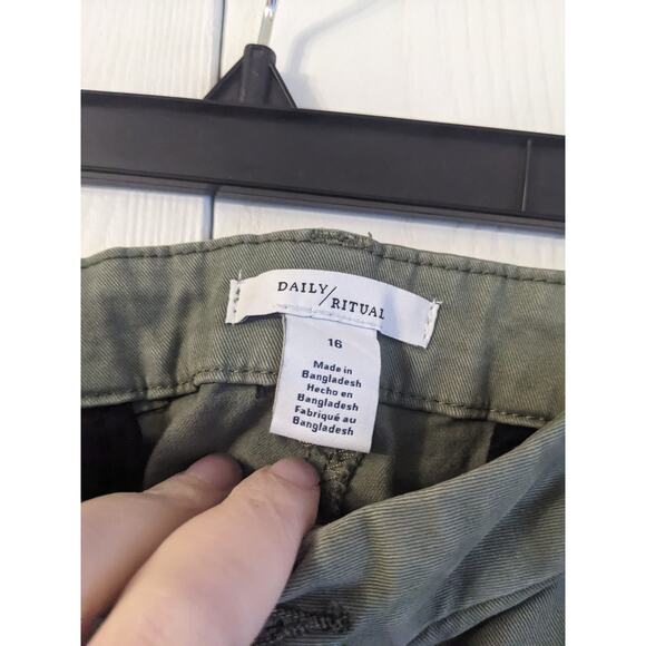 Daily Ritual Women's Green High Rise Button Closer Belt Loop Casual Pant Size 16 - Picture 3 of 4